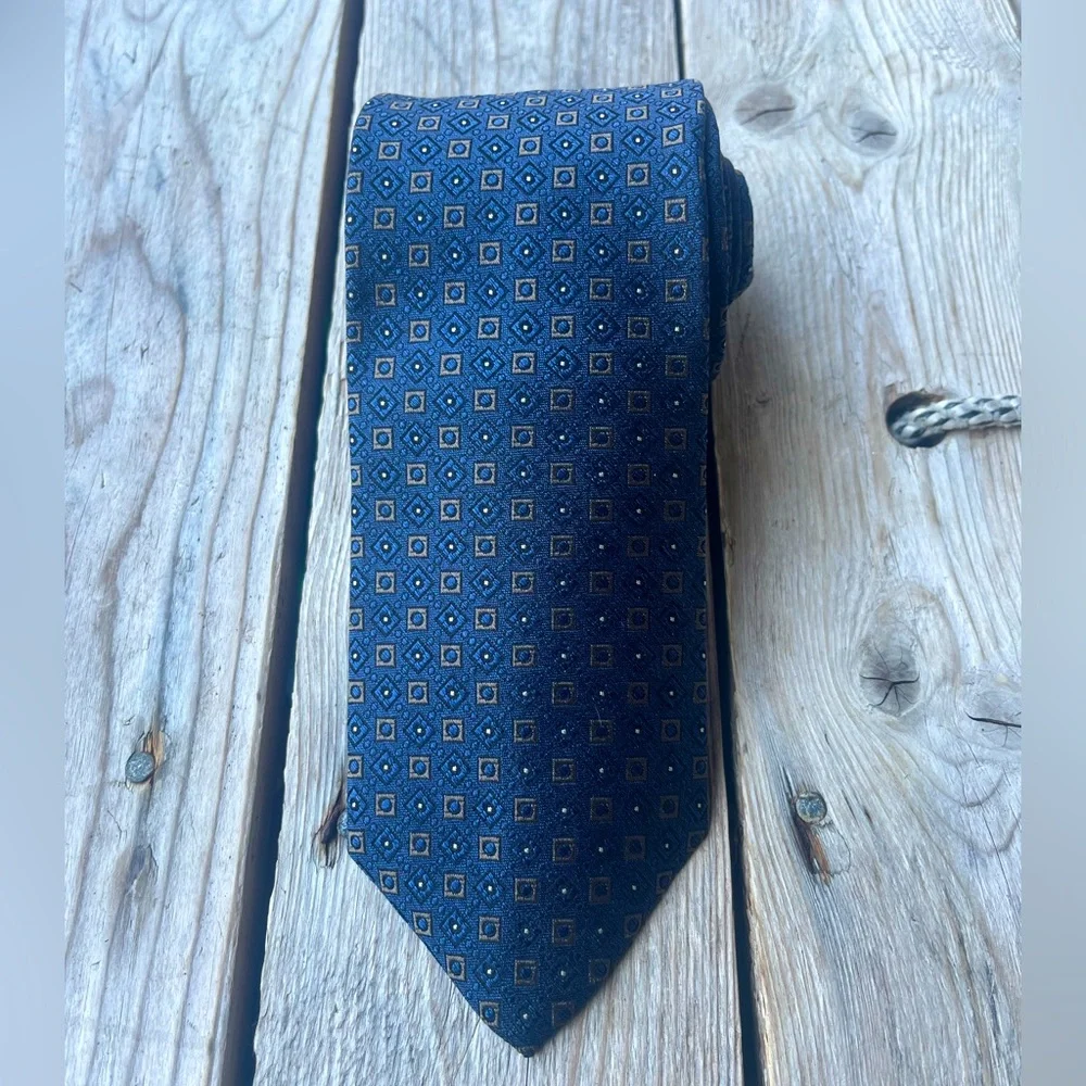 Brooks Brothers Navy & Gold Geometric Silk Tie – Made in USA w/ Italian Fabric - Picture 3 of 13